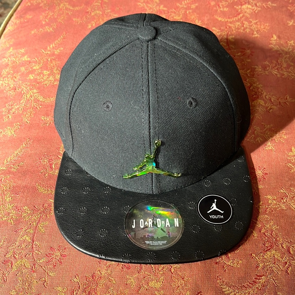 Jordan youth black with gold emblem snap back hat